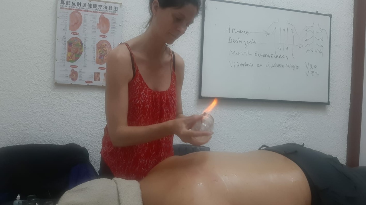 Tratamiento de reflexología podal en camilla confortable